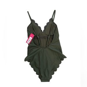 Gorgeous green shade. Low back with scalloped accent. Women’s swim suit. NWT.